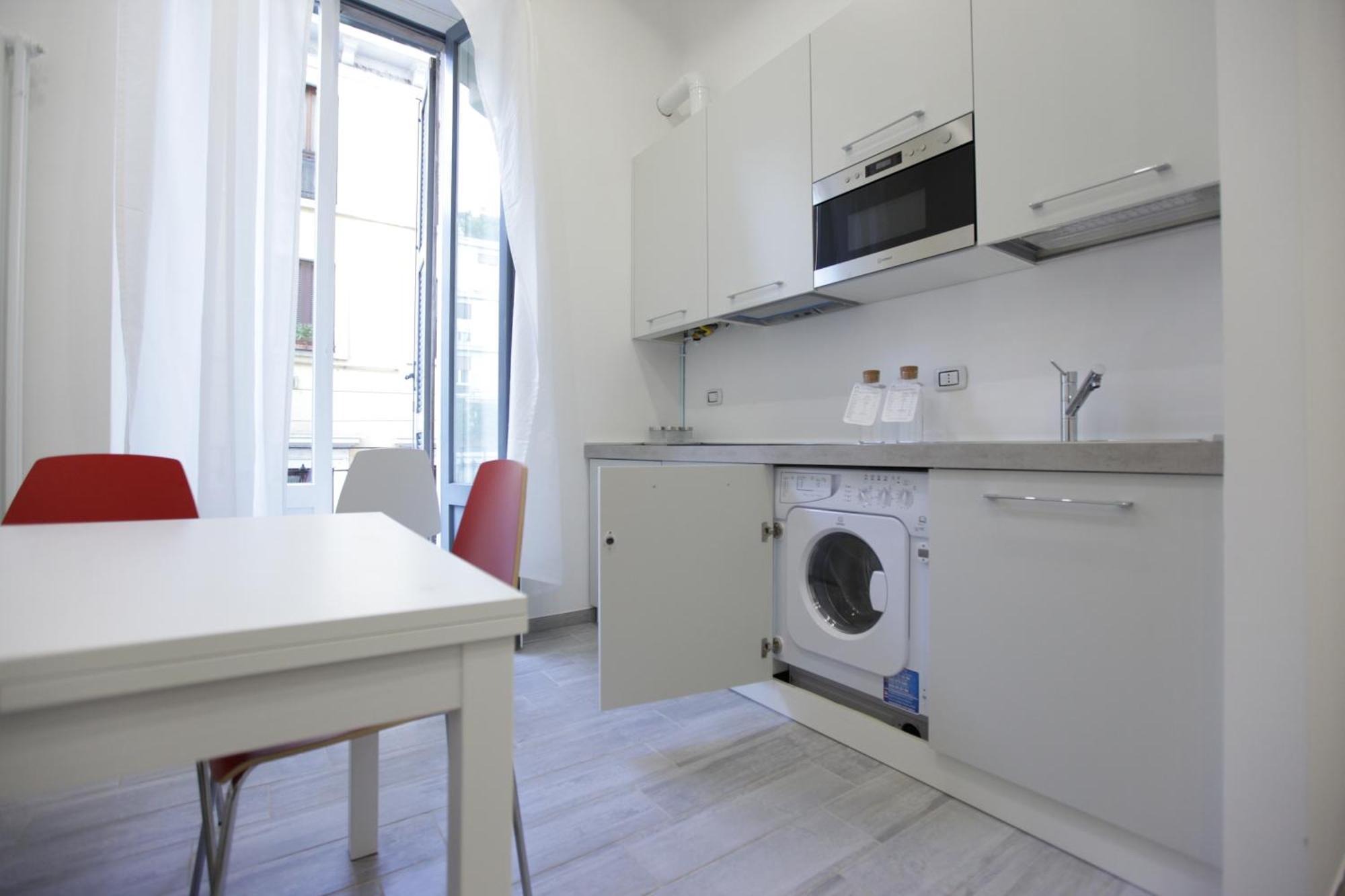 Amazing Apartment In City Center With Balcony Милано Екстериор снимка