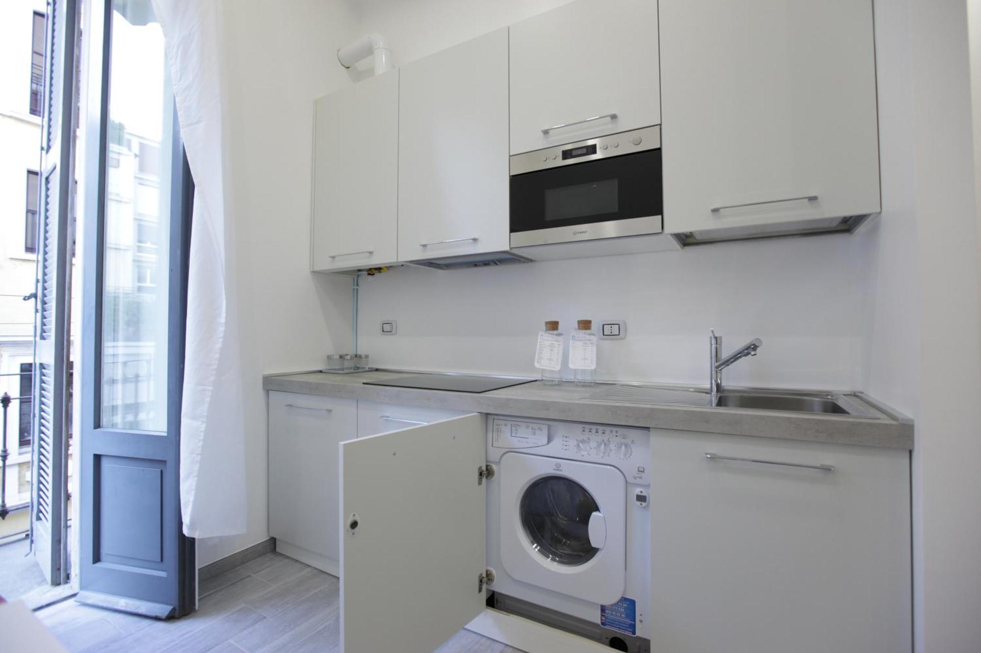 Amazing Apartment In City Center With Balcony Милано Екстериор снимка
