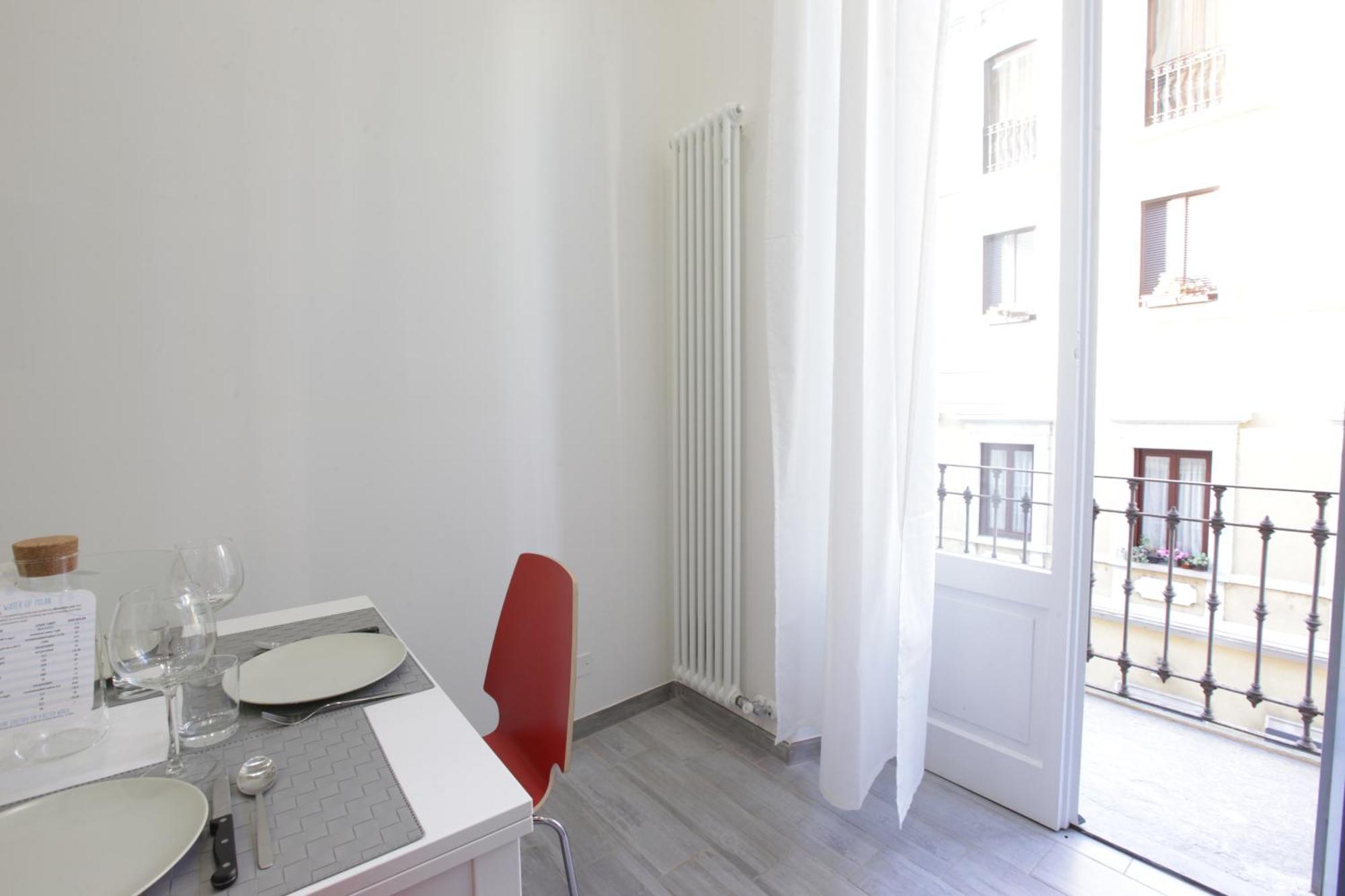 Amazing Apartment In City Center With Balcony Милано Екстериор снимка